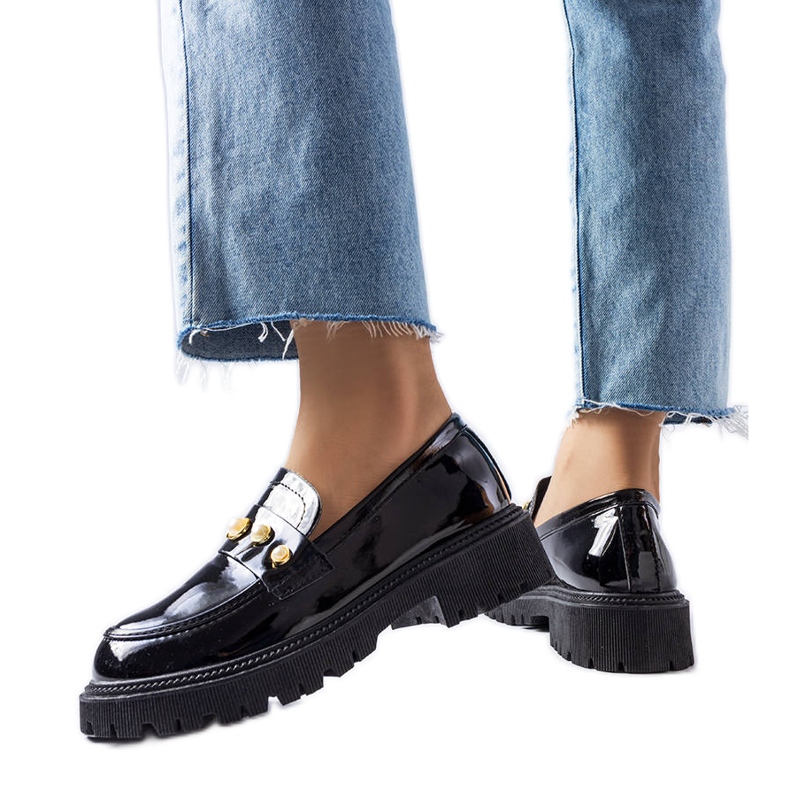 Schwarze Lacklederschuhe mit Serlait-Perlen weiß