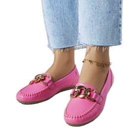 Rosa Loafer mit Kette von Norma