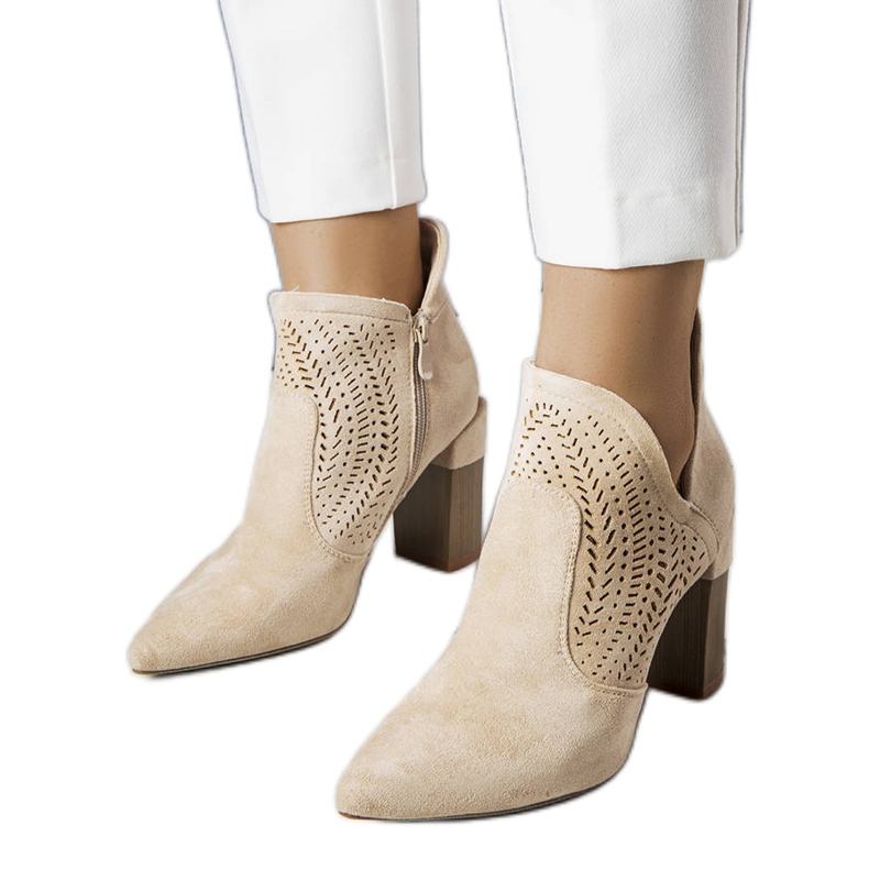 Beige Stiefel mit Lochmuster von Hachée