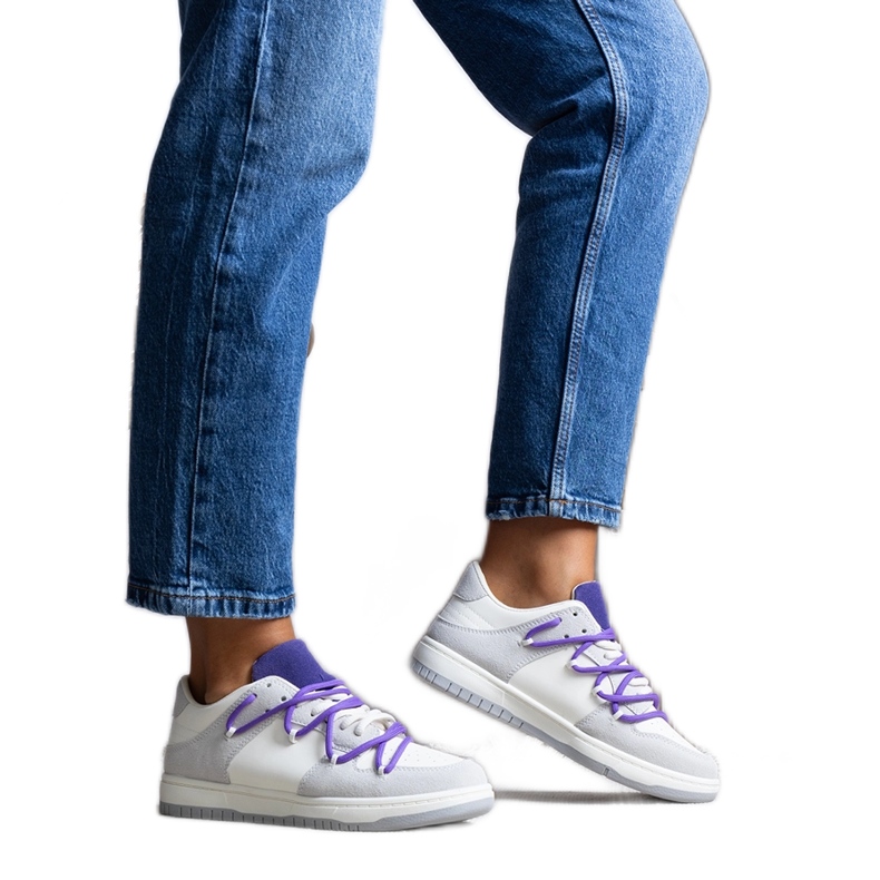 Graue Turnschuhe von Aucoin mit lila Schnürsenkeln weiß