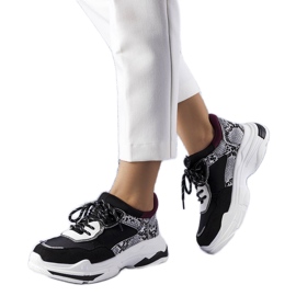 Schwarze Sneakers mit Savard-Einsätzen