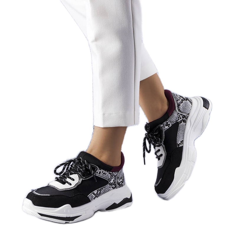 Schwarze Sneakers mit Savard-Einsätzen