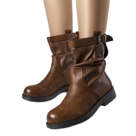 BM Flache Stiefel zum Hineinschlüpfen in Braun von Charlene