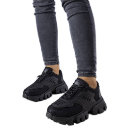 BM Schwarze Turnschuhe auf einer massiven Inez-Sohle