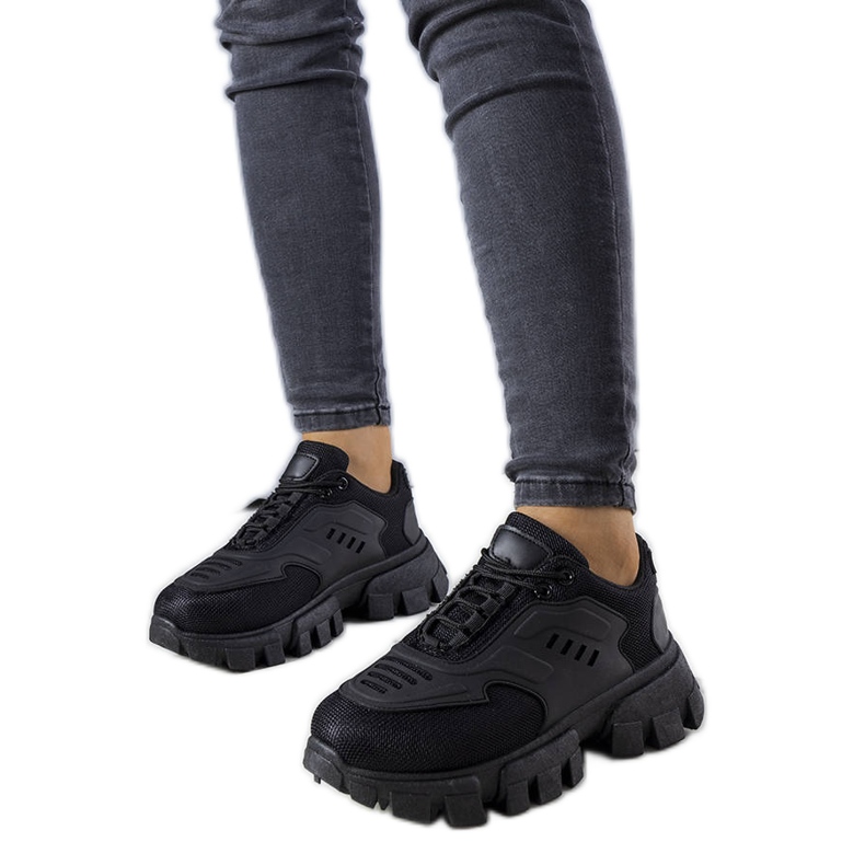 BM Schwarze Turnschuhe auf einer massiven Inez-Sohle