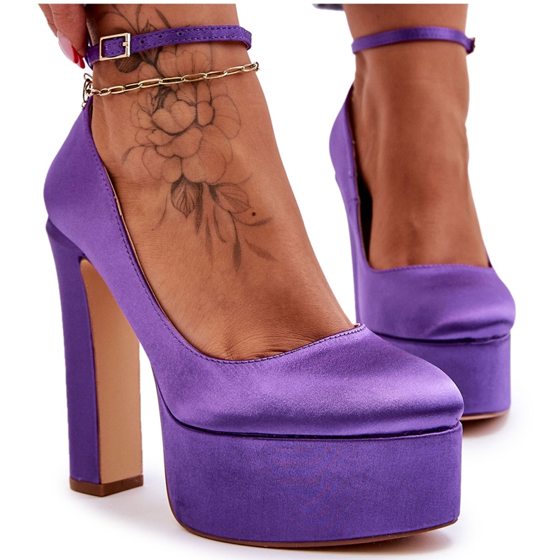 Modische Pumpen auf einer hohen Säule lila violett