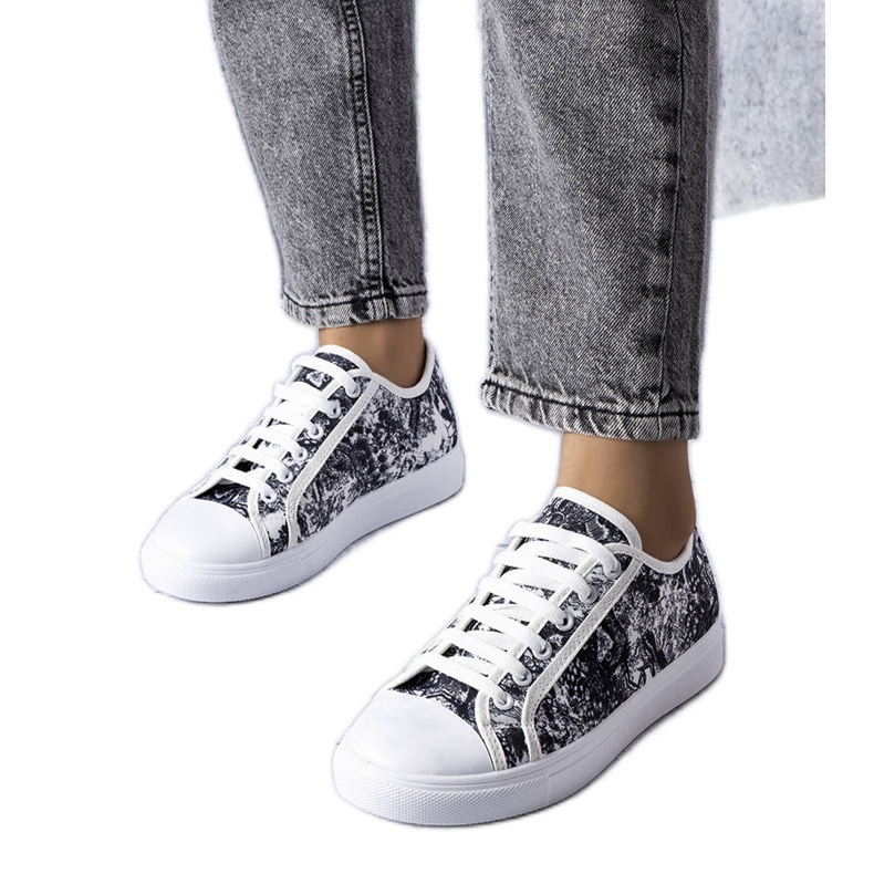 Weiße und schwarze Textilsneaker von Aucoin