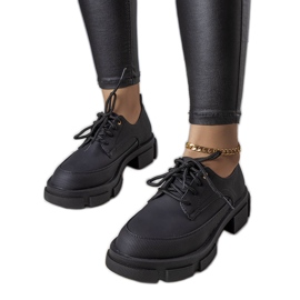 Schwarze Schuhe mit massiver Sohle von Kay