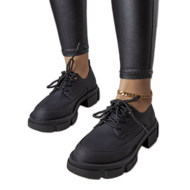 Schwarze Schuhe mit massiver Sohle von Kay