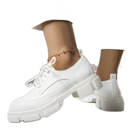 Weiße Schuhe mit massiver Sohle von Kay