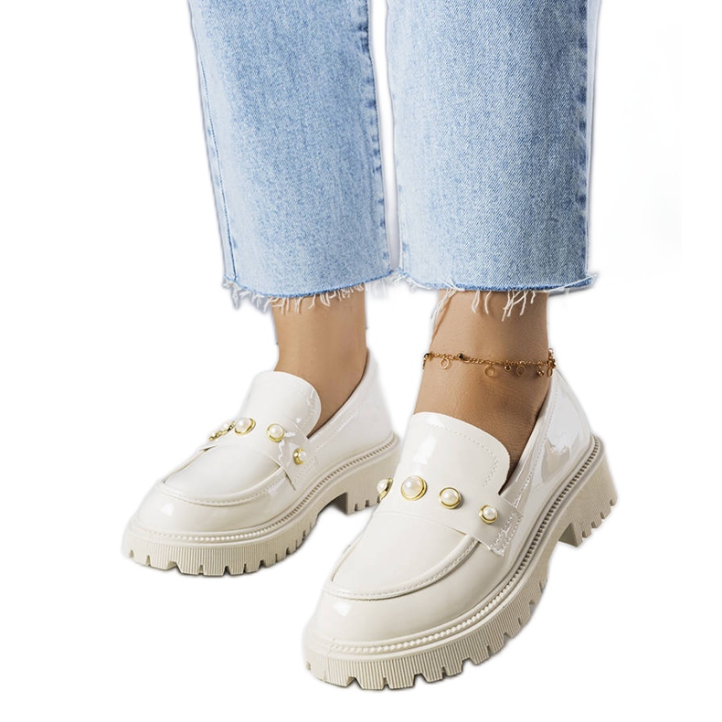 Beige lackierte Schuhe mit Serlait-Perlen