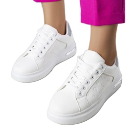 Weiße Sneaker mit hoher Sohle von Tasha