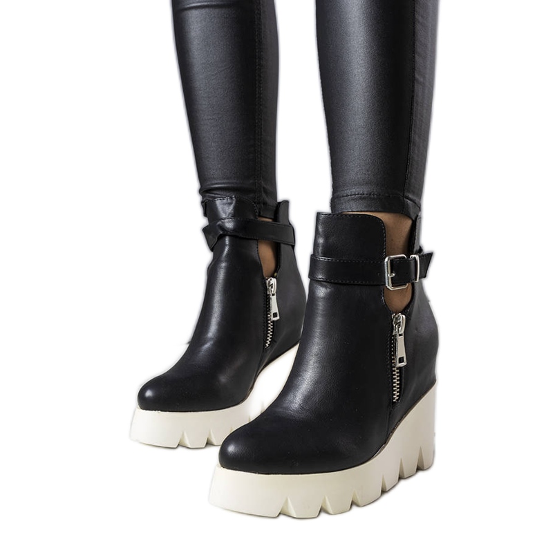 Schwarze Keilstiefel von Sherri