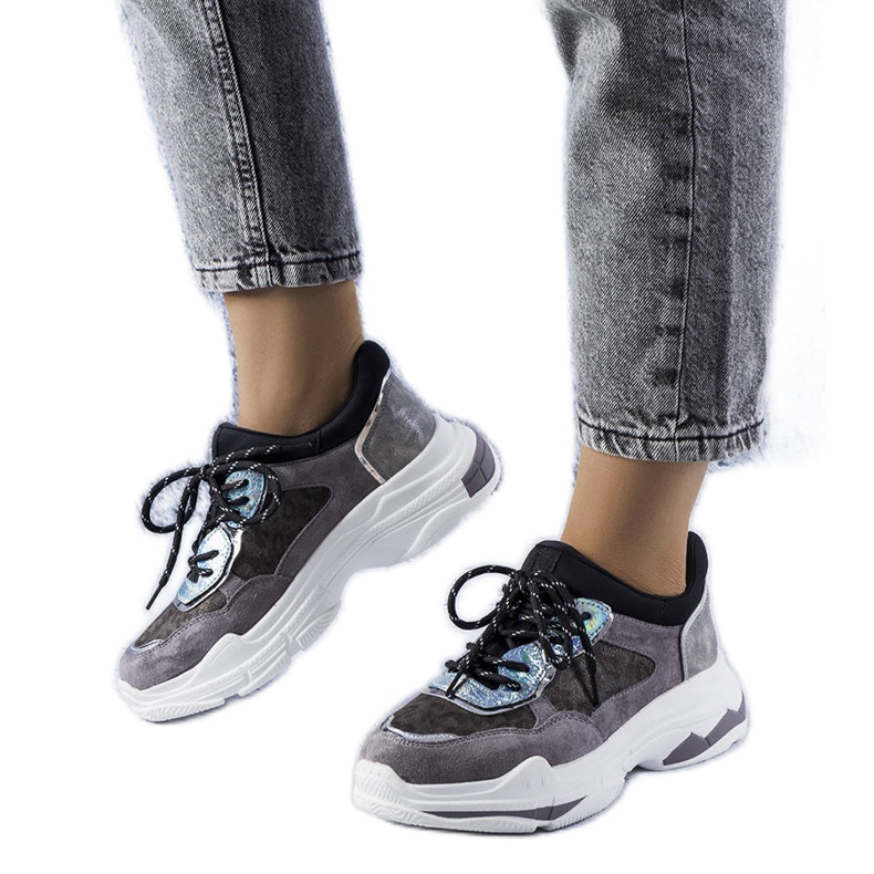 Graue Sneakers mit Savard-Einsätzen