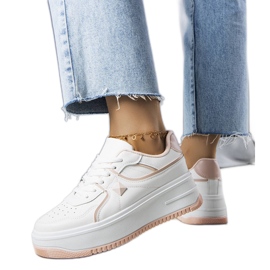 Weiße und rosa Turnschuhe auf der Lepage-Plattform