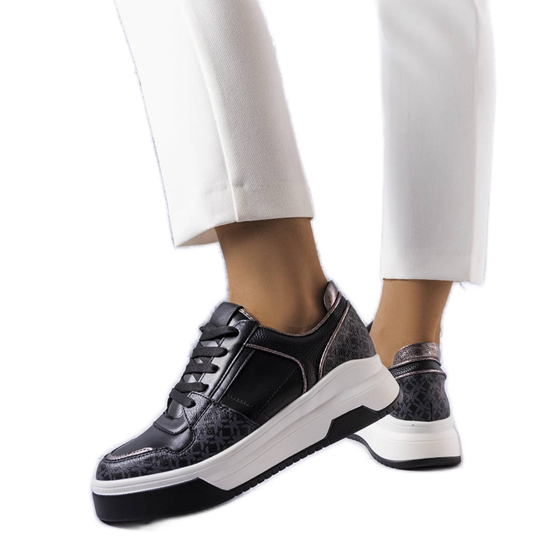 Schwarze Turnschuhe, verziert mit dem Grandbois-Monogramm