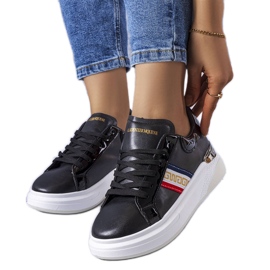 Schwarze Schuhe mit Lackeinsätzen von Annot