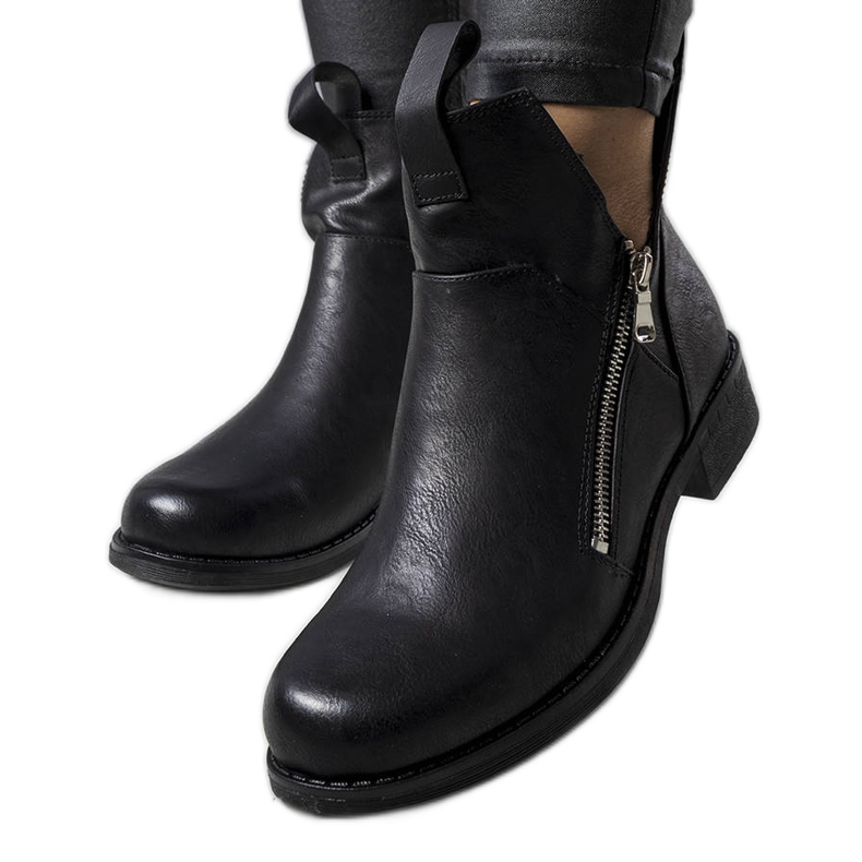 BM Pat schwarze Ankle Boots mit Cut-Outs