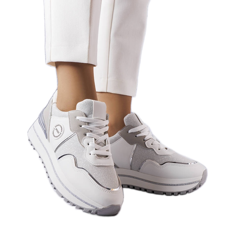 BM Weiße Sneakers mit Glitzereinsätzen von Léves