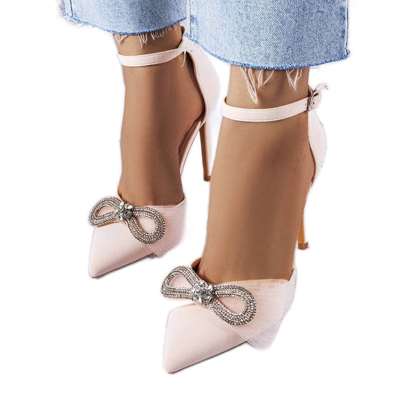 Beige Anstecknadeln mit Schleife und Zirkonias von Bussi