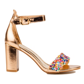 Elegante goldene Perlensandalen von Shelovet