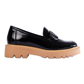 Klassische Damen-Mokassins auf dem schwarzen Vinceza-Plateau