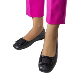Schwarze Ballerinas mit Sheller-Schnalle
