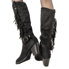 Schwarze isolierte Stiefel am Achin-Pfosten