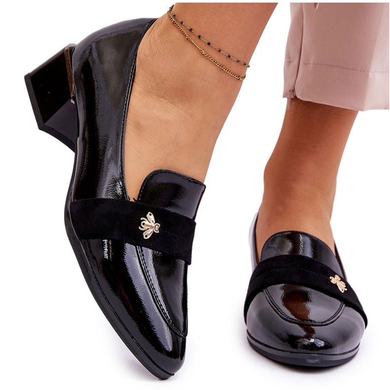 Vinceza Pumps aus schwarzem Lackleder mit niedrigem Absatz und Verzierung Doria