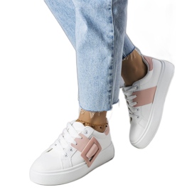 Weiße Turnschuhe, verziert mit einer rosa Toni-Schnalle