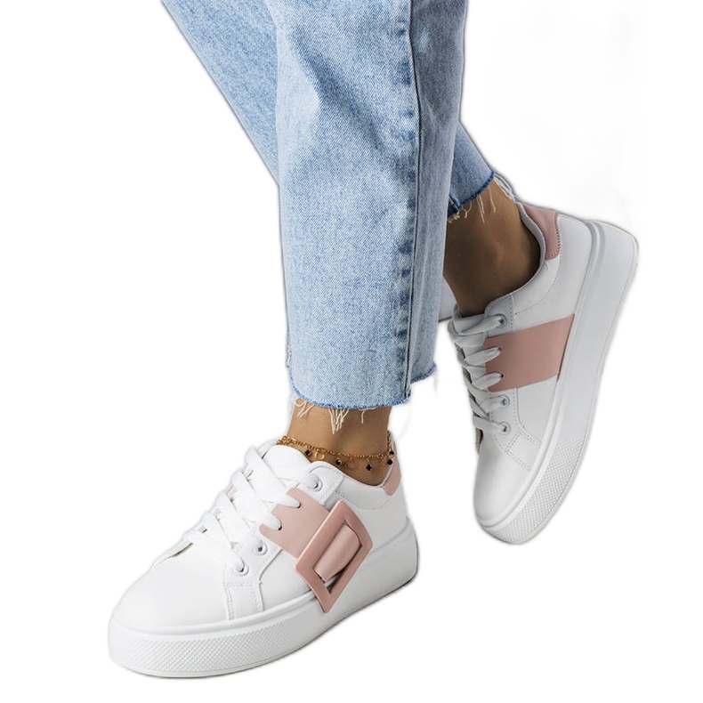 Weiße Turnschuhe, verziert mit einer rosa Toni-Schnalle