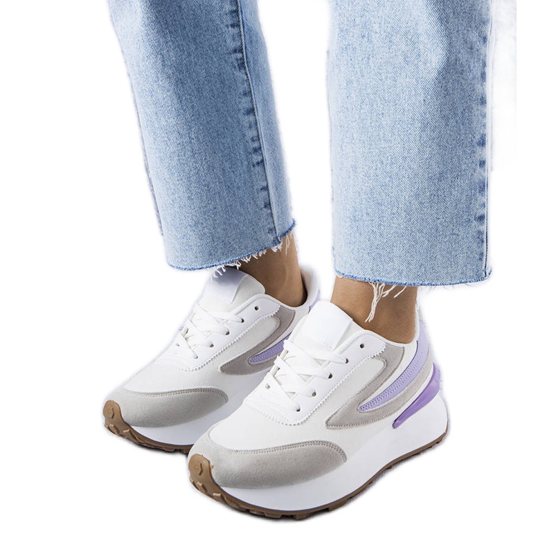 Weiße Sneakers auf einer dickeren Sohle von Moore