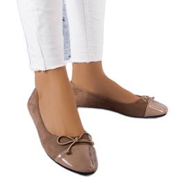 Mokka-Ballerinas von Simard mit Lackkappe grau