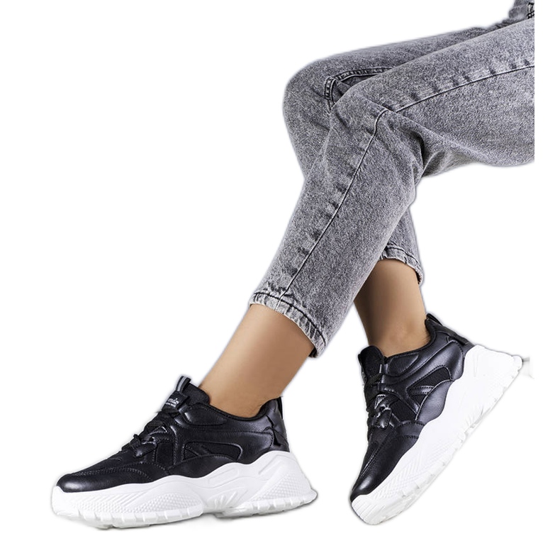 Schwarze Sneaker auf massiver Lorene-Sohle