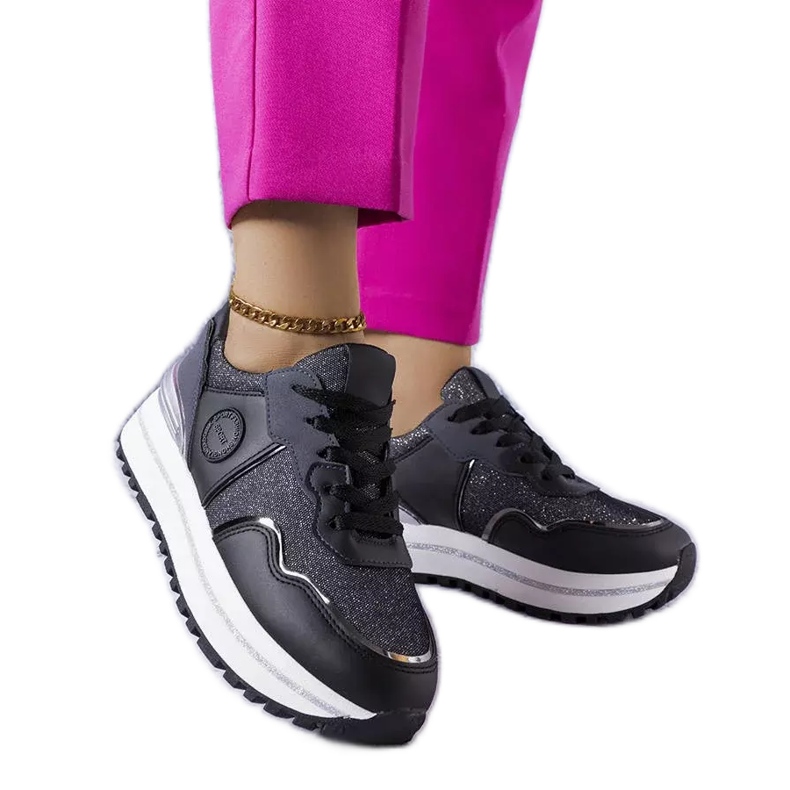 Schwarze Sneakers mit Glitzereinsätzen von Léves