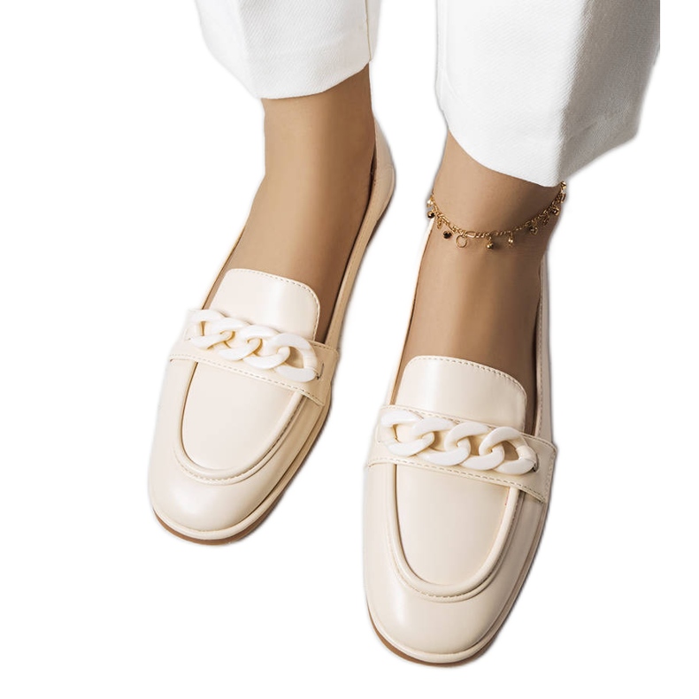 Beige Loafer verziert mit einer Kette von Bobbie