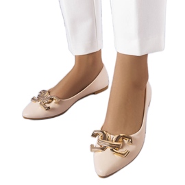 Beige Ballerinas mit einer goldenen Kette