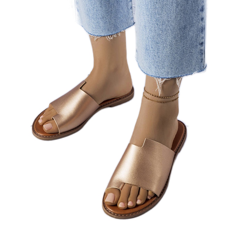 Evento Goldene Hausschuhe mit unregelmäßigem Obermaterial von Latourelle