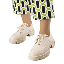 Beige Schuhe mit massiver Sohle von Kay