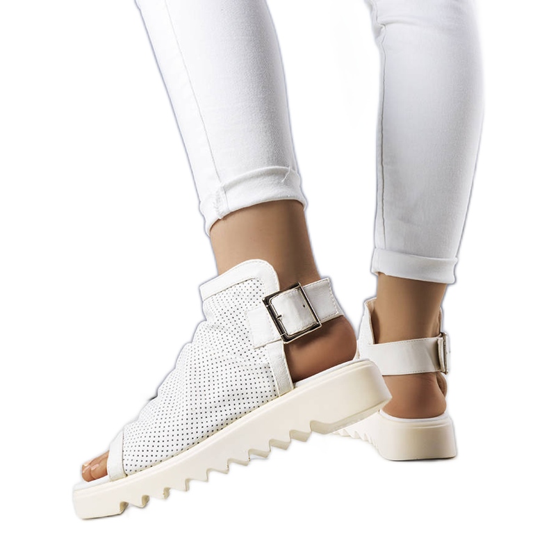 PA1 Weiße, durchbrochene Sandalen von Beulah