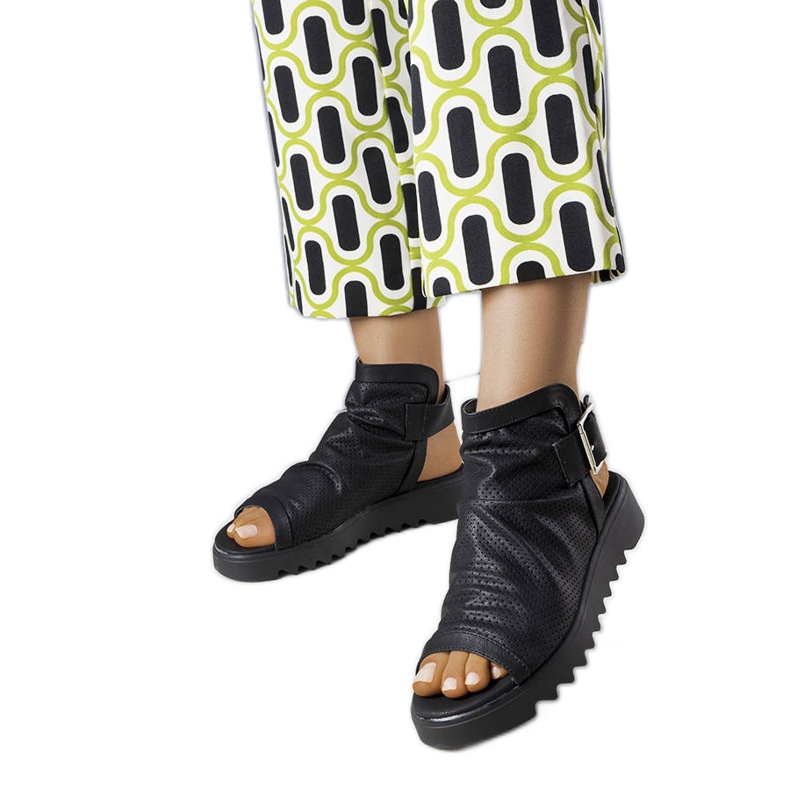 PA1 Schwarze, durchbrochene Sandalen von Beulah