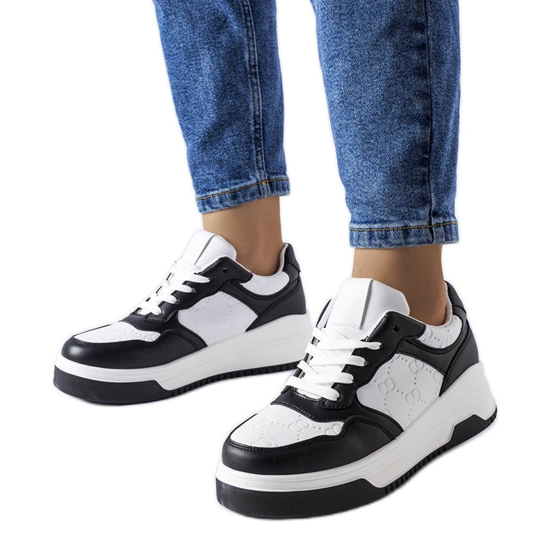 Schwarze Sneakers mit Paré-Prägung