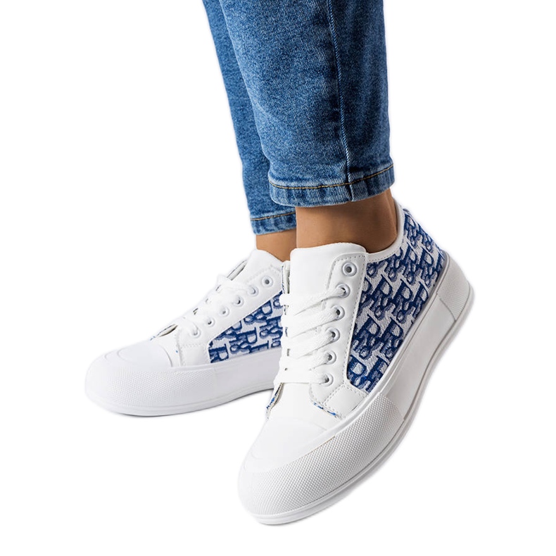 Weiße Turnschuhe mit blauem Marquis-Muster