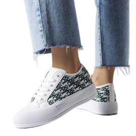 Weiße Turnschuhe mit grünem Marquis-Muster