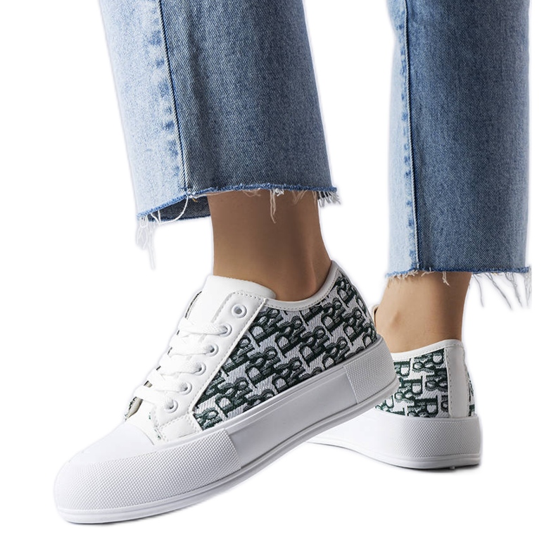 Weiße Turnschuhe mit grünem Marquis-Muster