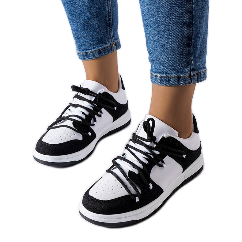 Schwarze Turnschuhe von Hila weiß