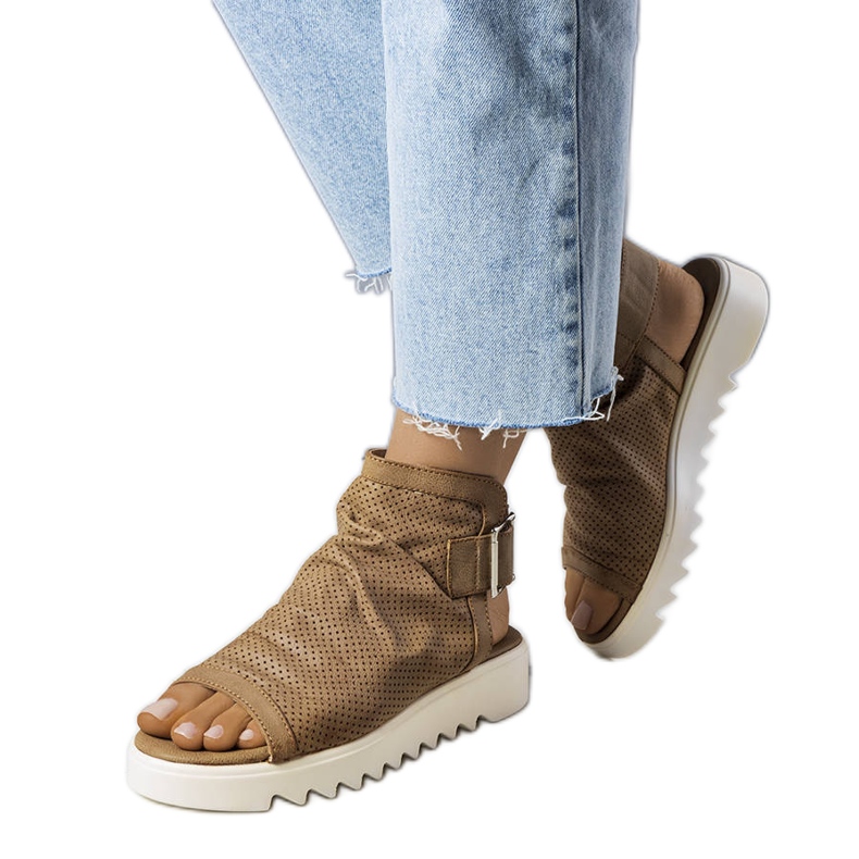 PA1 Braune Sandalen mit Lochmuster von Beulah beige