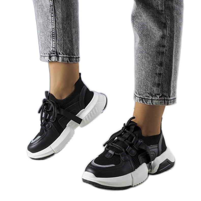 Peggy Sneakers mit schwarzen Socken