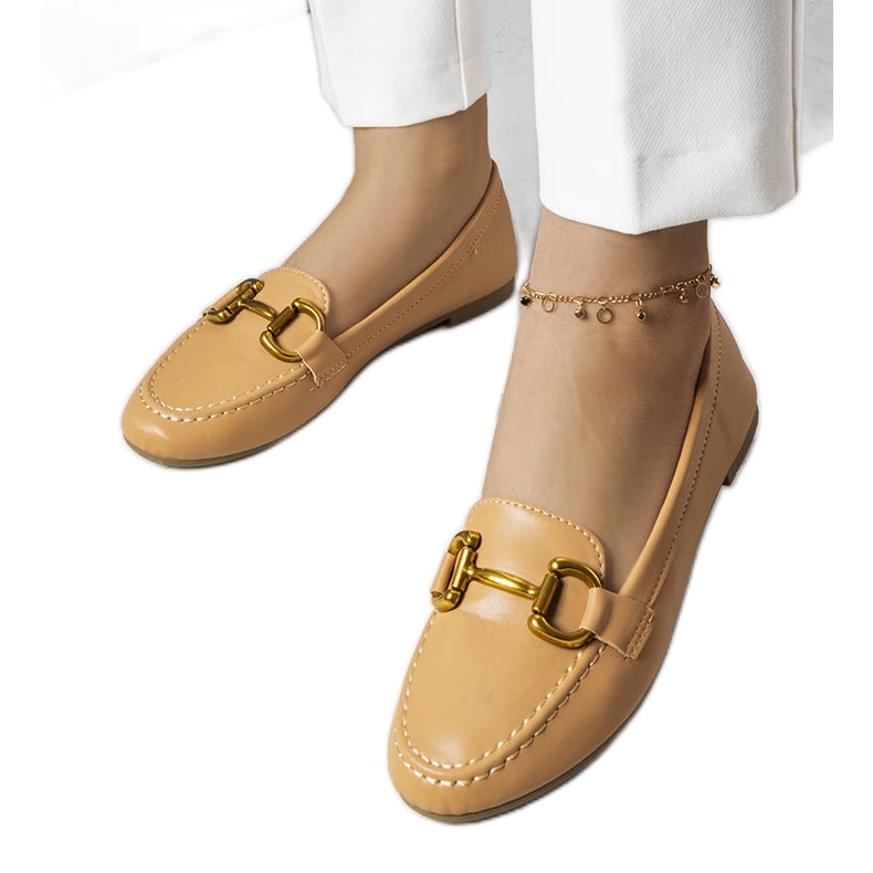 Beige Loafer mit Goldverzierung von Regina