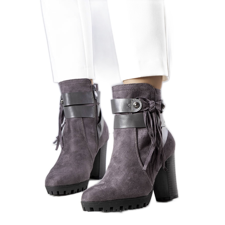 BM Graue isolierte Stiefel von Rayan